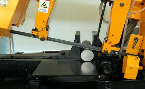 新晃数控带锯床自动送料精度会出现偏差吗？